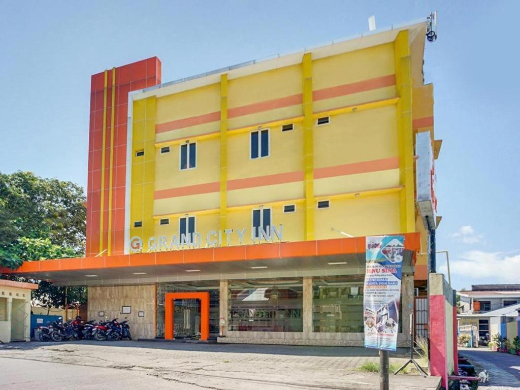 Oyo 3157 Grand City Inn Makassar Exterior photo